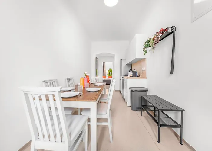2 Bedroom Apartments, Free Parking, Kitchen, Smart Tv דירה *