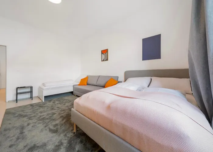 2 Bedroom Apartments, Free Parking, Kitchen, Smart Tv * וינה