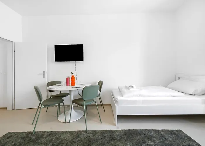 2 Bedroom Apartments, Free Parking, Kitchen, Smart Tv *