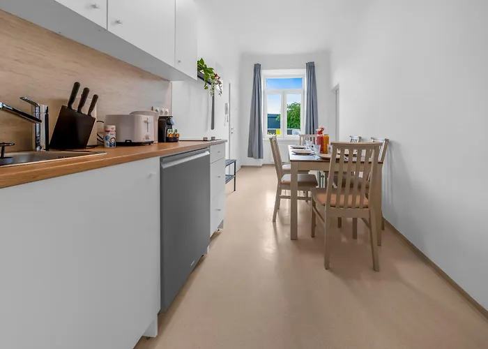 2 Bedroom Apartments, Free Parking, Kitchen, Smart Tv וינה