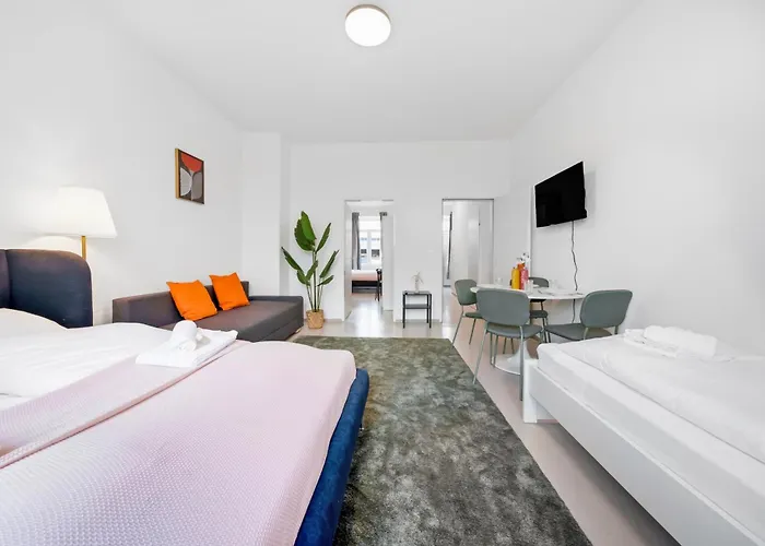 2 Bedroom Apartments, Free Parking, Kitchen, Smart Tv * וינה