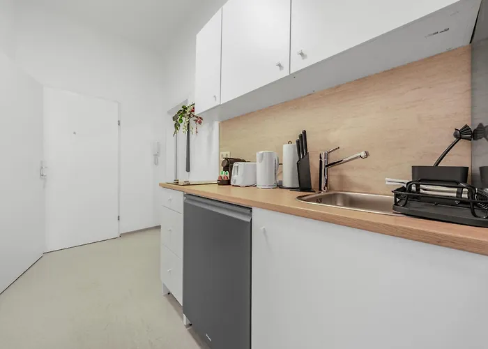 2 Bedroom Apartments, Free Parking, Kitchen, Smart Tv