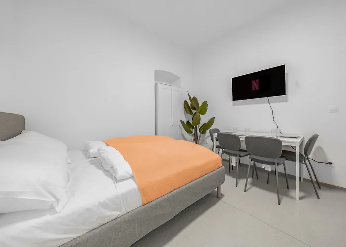 2 Bedroom Apartments, Free Parking, Kitchen, Smart Tv *
